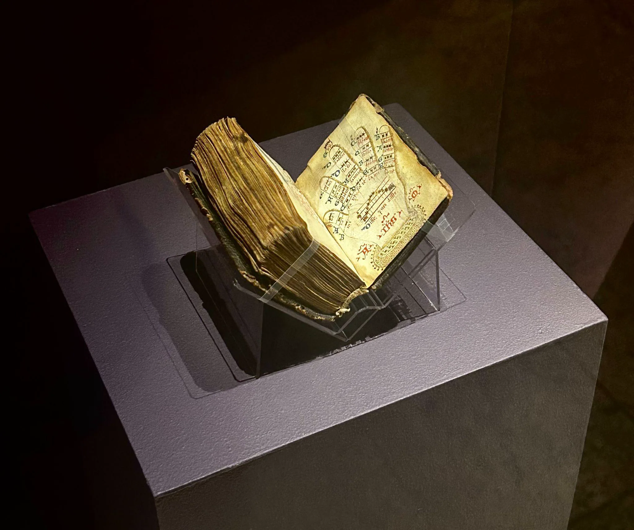 Liturgical miscellany featuring a Guidonian hand, 1450–99, Italy. Brown, red, and blue ink on parchment. Photo: Lanney Jing.